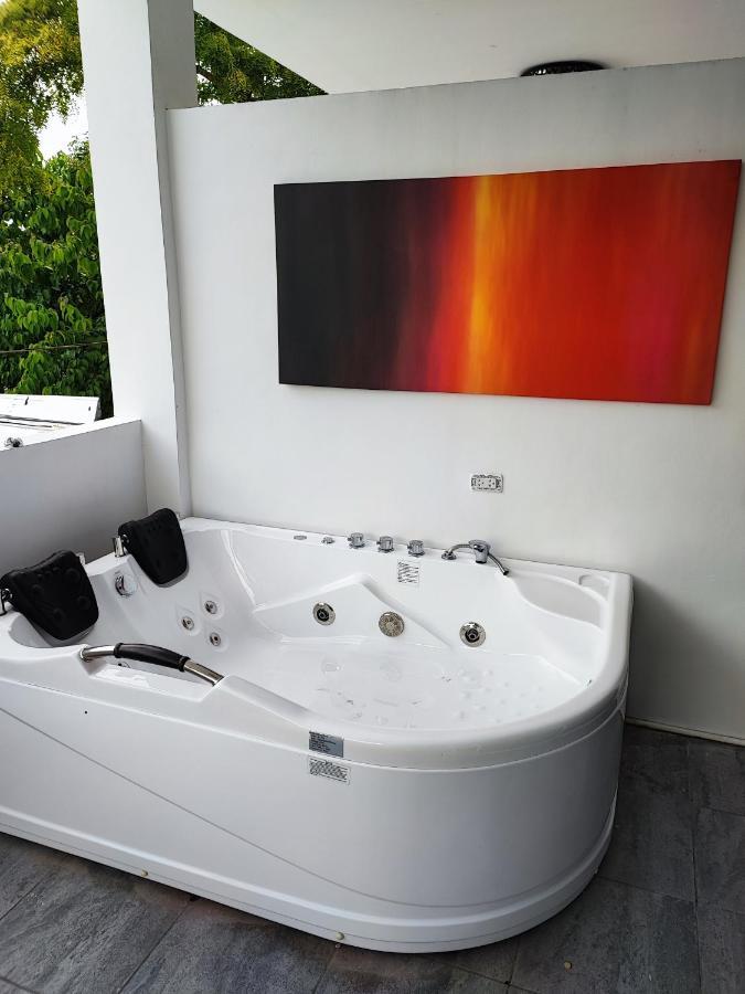 Bonsai Jacuzzi Suites 팡라오 외부 사진
