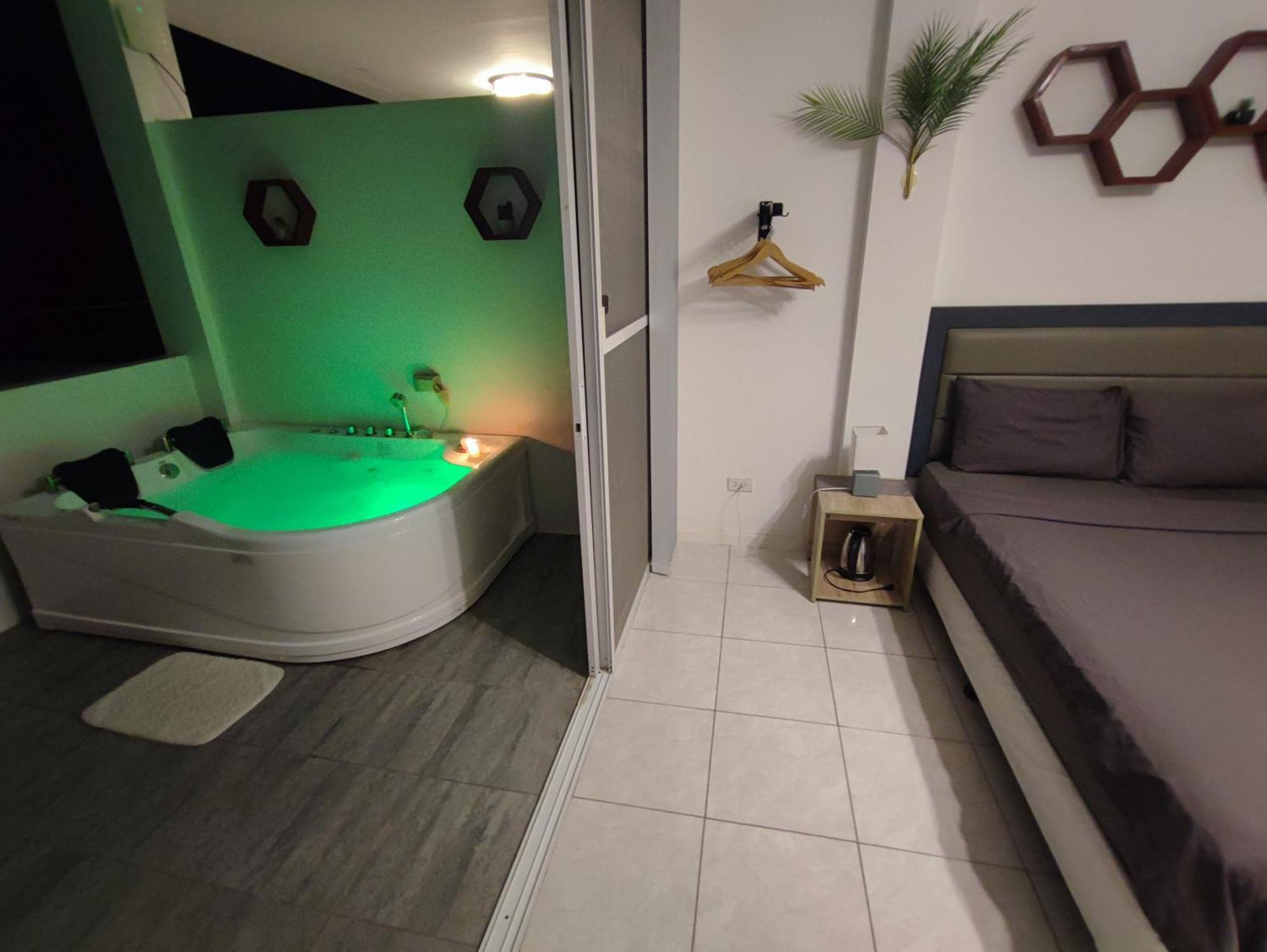 Bonsai Jacuzzi Suites 팡라오 외부 사진