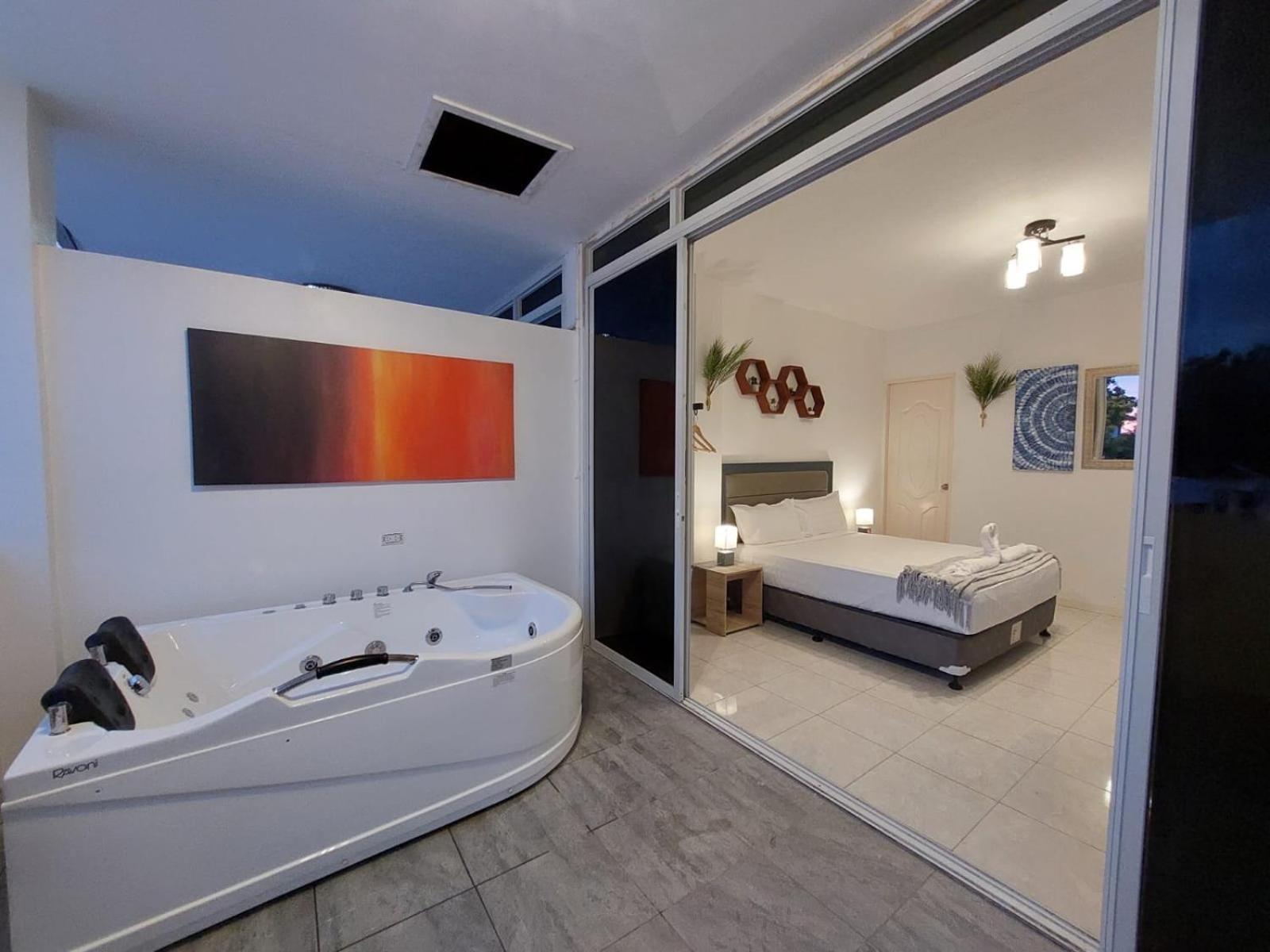 Bonsai Jacuzzi Suites 팡라오 외부 사진