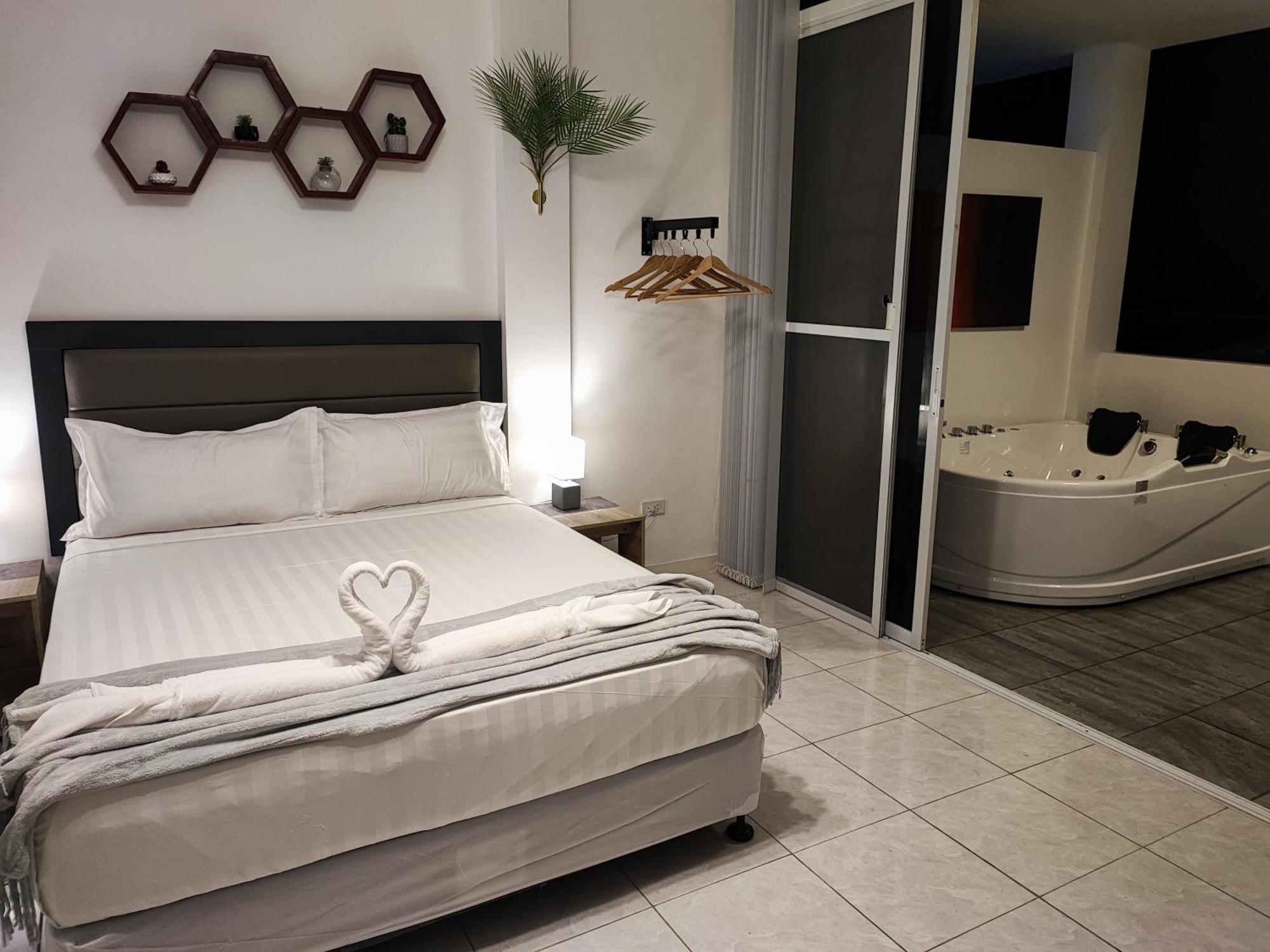 Bonsai Jacuzzi Suites 팡라오 외부 사진